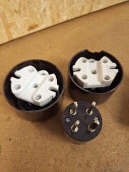 Atypické bakelitové zásuvky a vidlice s plochými kolíky - 5