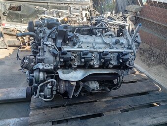 Prodám motor ko na spodku,na mercedes - 5