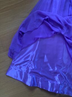 Fialové plesové šaty s kamínky bez ramínek XS - 5