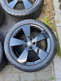 ORIGINÁL Alu Škoda Denom R17, 5x112 - TOP STAV, LETNÍ PNEU - 5