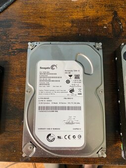 3× HDD, 1× SSD – plně funkční, různé kapacity - 5