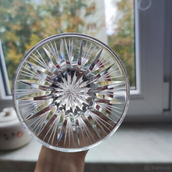 menší broušená váza na jeden květ - 5