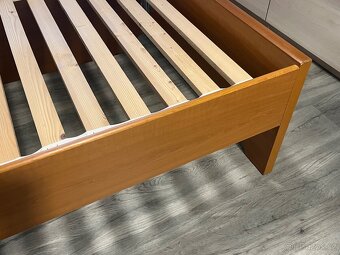 Dřevěná postel pro dva - 5