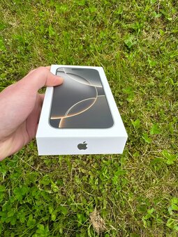 Apple iPhone 16 Pro 256GB - přírodně titanový - 5