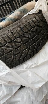 Prodám 4ks Zimních pneumatik Michelin Kormoran 205/55 R17 - 5