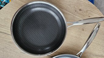 Seda dvou pánví David v kuchyni - 5