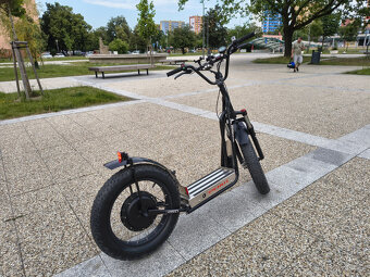 Elektrokoloběžka PERUT BAT, dojezd 88 km, bohatá výbava - 5