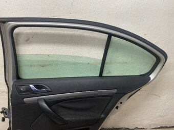 ŠKODA OCTAVIA 2 2004-2013 - PRAVÉ ZADNÍ DVEŘE KOMPLETNÍ 9102 - 5