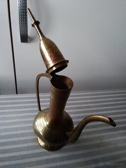 Mosazná orientální zdobená konvice. Indie ruční práce. - 5