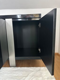 Moderní černá lesklá komoda – jako nová, 190 × 50 × 85 cm - 5