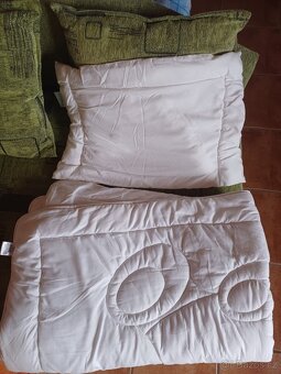 Prodáme dřevěnou dětskou postýlku s matrací a příslušenstvím - 5