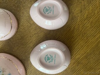 Sada dekorativních růžových porcelánových mini váziček a dóz - 5