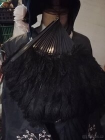 Dobové šaty na stojanu - 5