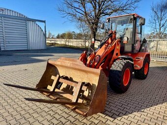 Kloubový nakladač CAT 908 - 5