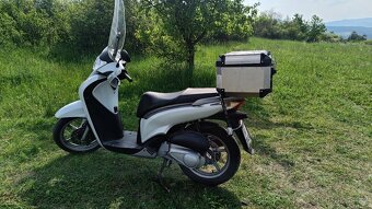 Skůtr Honda SH 125i - Nová bateriea doplňky za 11K - 5