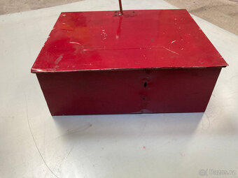 Skříňka plechová nástěnná závěsná uzamykatelná za 300 kč - 5