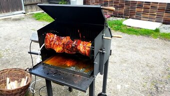 Prodám zahradní gril na kýtu,krůtu, pečení na roštu, kameni - 5
