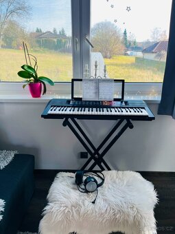 YAMAHA PSR-F51, se sluchátky SONY a stojanem - 5