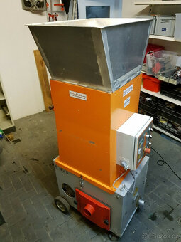 Foukací stroj CELLFLOC C355 pro vhazování izolace s dálkovým - 5