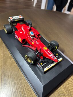 Ferrari F310/2 1:18(1996) - 5