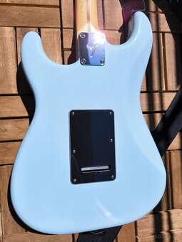 Fender Stratocaster Sonic Blue Limited Edition - 5