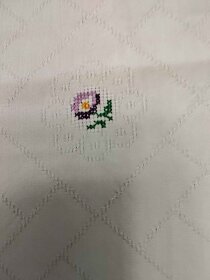 Růžičky vyšívané na brokátovém ubruse lemovaném háčkovanou k - 5