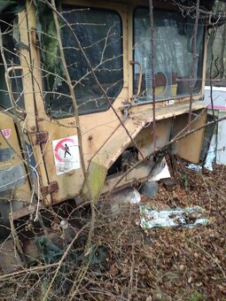 Ostrowek traktorbagr - zbytek - na náhradná díly - 5