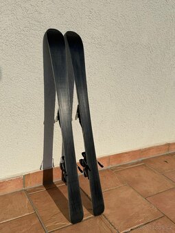 Dětské lyže a přezkáče Atomic
 - 5