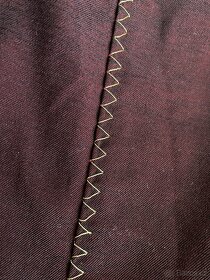 Vínové společenské šaty se zlatou nití - 5