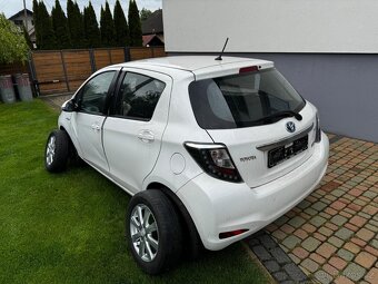 Toyota Yaris 1.5 Hybrid 55kw automat rok 2014 - 5