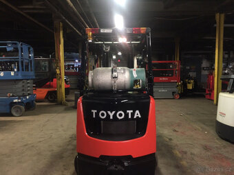 Vysokozdvižný vozík Toyota 5000 LB z roku 2017 s bočním posu - 5