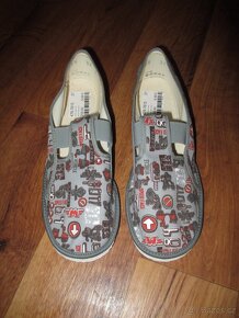 Pláštěnka, čepice, bačkory - 5