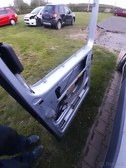 PRODÁM PRAVÉ PŘEDNÍ DVEŘE NA VW T5 - 5