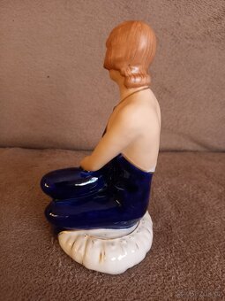 Soska sediaca dama Royal Dux - 5