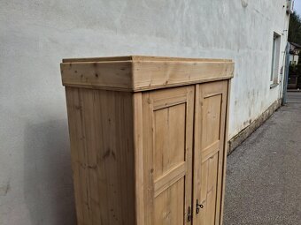 STAROŽITNÁ ŠATNÍ SKŘÍN PO CELKOVÉ RENOVACI - 5