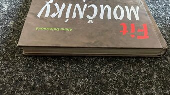 Prodám kuchařku Fit moučníky a dezerty - pěkný stav - 5