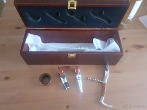 Dřevěná dárková krabice na vino s příslušenstvím - 5