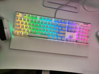 Herní PC + příslušenství a židle se stolem - 5