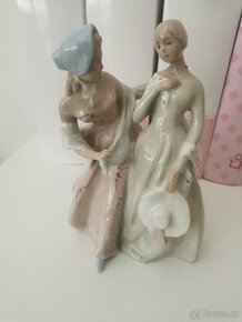 Dve dámy s klobúkmi Royal Dux - 5