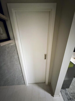 Interiérové bílé plné dveře Sapeli + obložky – SPĚCHÁ - 5