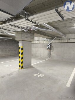 Pronájem garážového stání s vlastní dobíjecí el. stanicí – P - 5