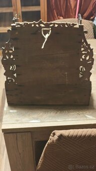 Dřevěná, zdobená skříňka . - 5