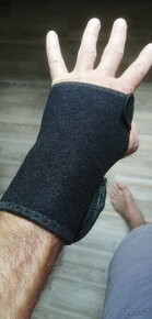 Ortéza na zápěstí práva a levá. - 5