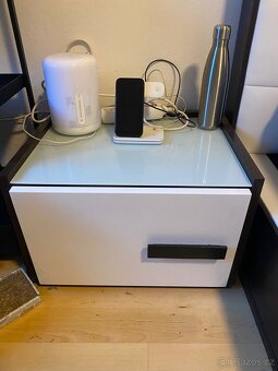 Nábytek do ložnice: postel, noční stolek, komoda - 5