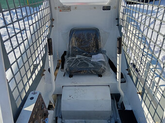 BOBCAT 825 smykový nakladač - 5