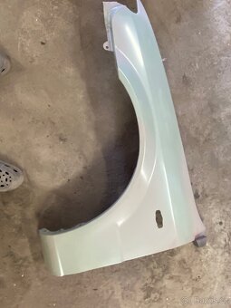 Prodám blatniky a lemy , mazda 323 BJ - 5