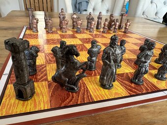 Prodám kovové figurky na šachy 32 ks - 5