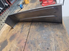 Tatra 148 podběh schodu vnější - 5