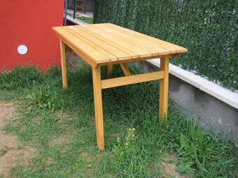 Prodám zahradní nábytek lavičky a skládací stůl se židlemi - 5