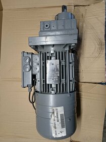 Elektromotor s převodovkou Lenze; 1,5 kW, 502 ot/min; brzda - 5